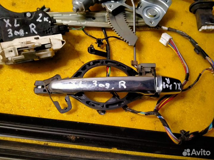 Замок двери задней правой Mitsubishi Outlander XL