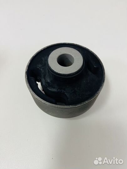 Сайлентблок нижнего рычага передний honda accord V