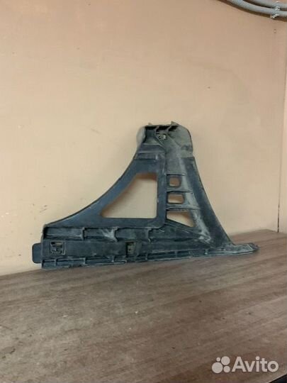 Кронштейн заднего бампера carisma