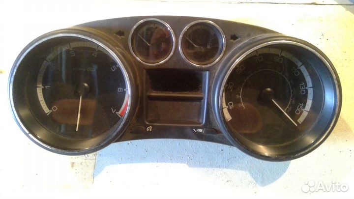 Приборная панель на Peugeot 308 МКПП