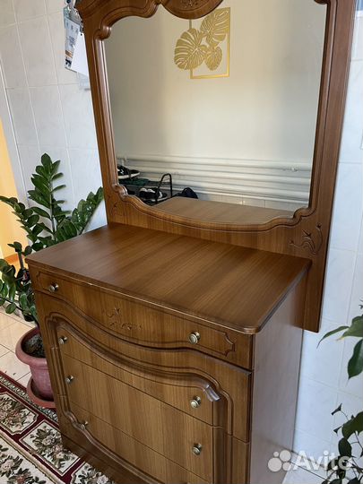 Трюмо с зеркалом