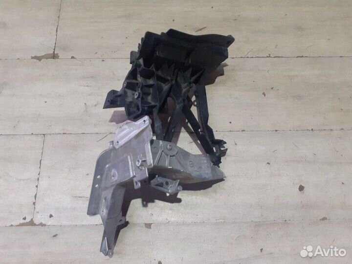 Кронштейн передней панели Mercedes Benz Е213