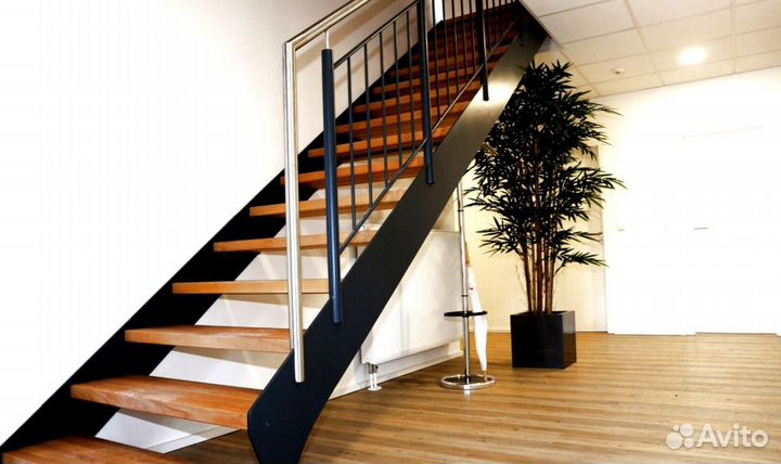 Облицовка лестничного металлокаркаса деревом