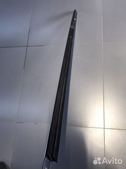 Молдинг стекла задней правой двери Mercedes S-klas