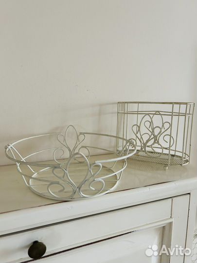 Фруктовница и подставка под приборы