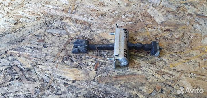 Ограничитель двери передний Opel Corsa D 2006-2015