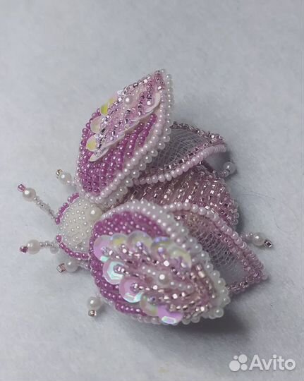 Брошь ручной работы из бисера 