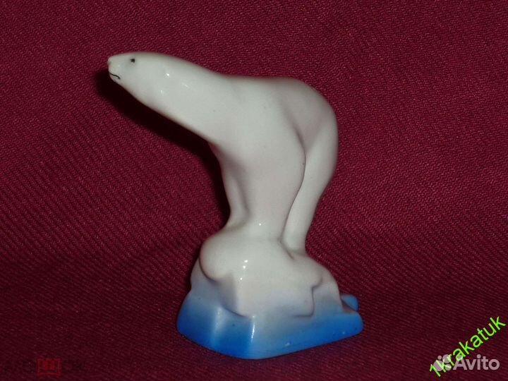 Полярный белый медведь на льдине лфз