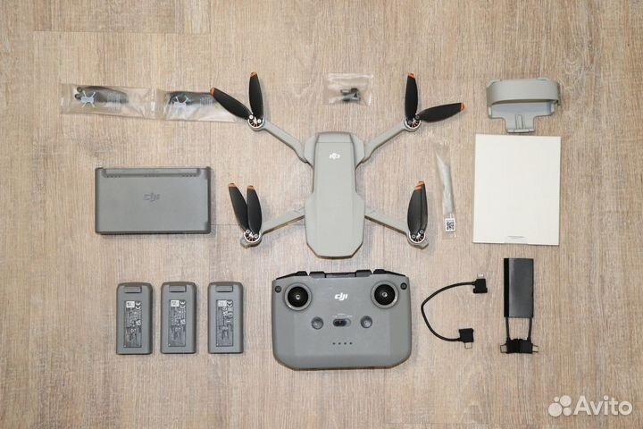 DJI mini 2, плюс два аккумулятора и кейс
