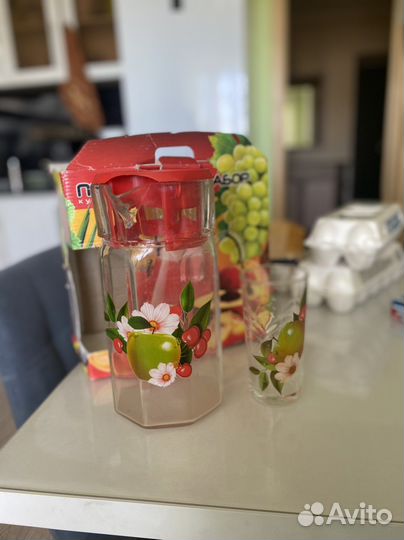 Кувшин со стаканами