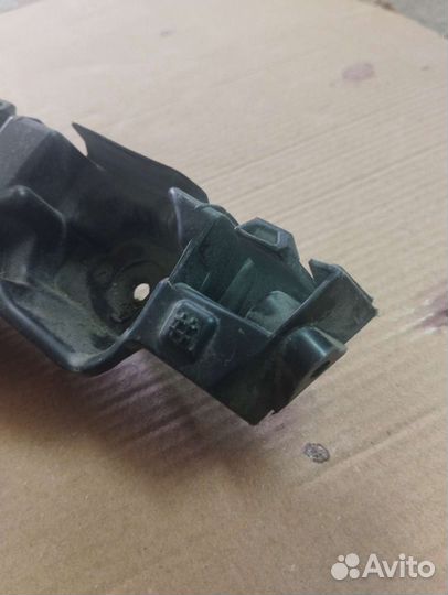 Кронштейн переднего бампера Logan 622233582R