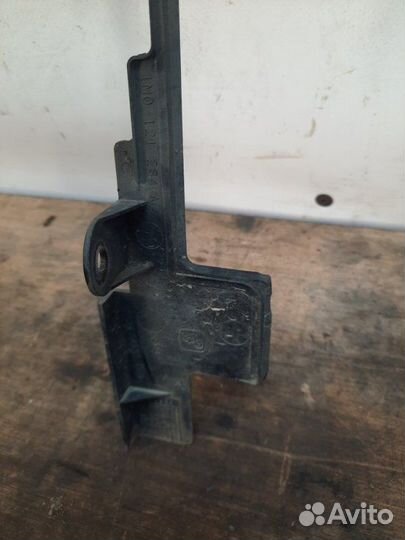 Накладка на рамку радиатора передняя левая Seat