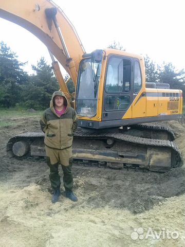 Экскаватор-разрушитель volvo ec480dhr. Машинист экскаватора. Гусеничный экскаватор jcb 240. Профессия машинист экскаватора. Hitachi zx 220.