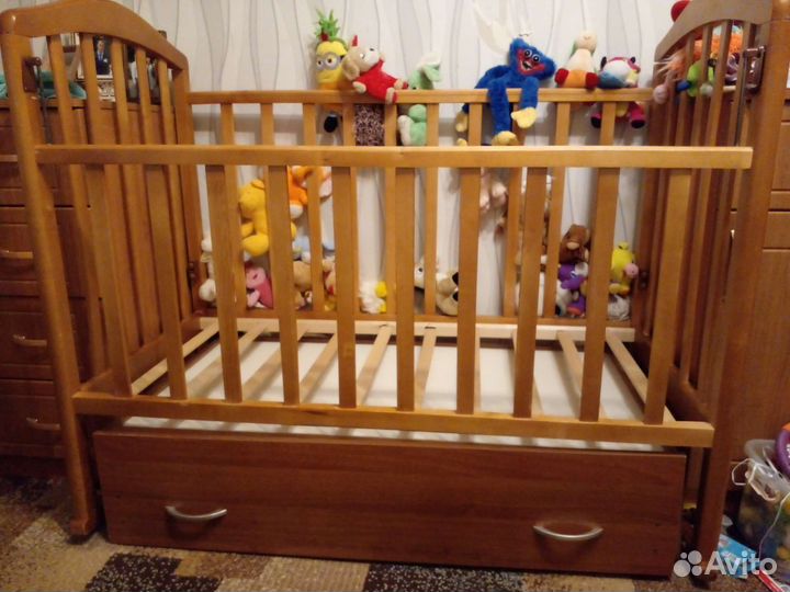 Детская кровать с маятником и ящиком