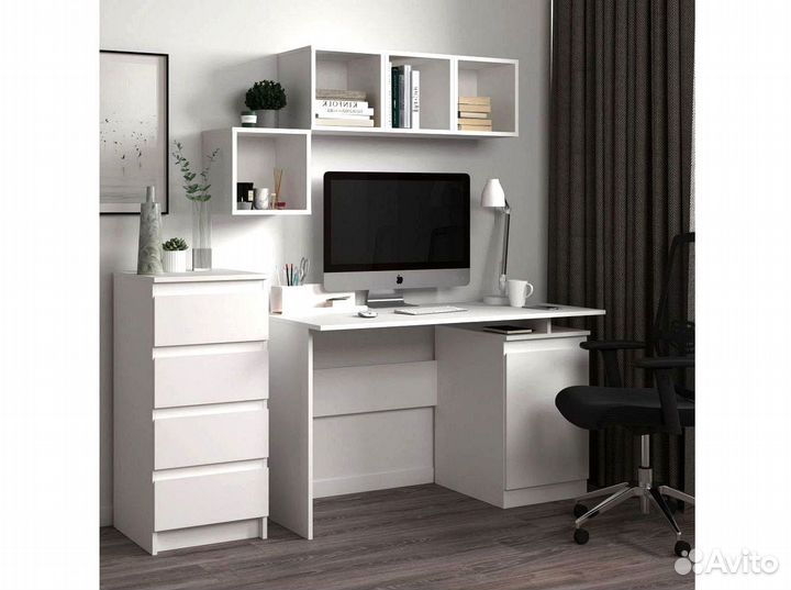 Рабочая зона у окна стол