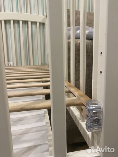 Детская кроватка с продольным маятником