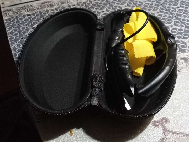 Очки с наушниками, футляр, шнур зарядки