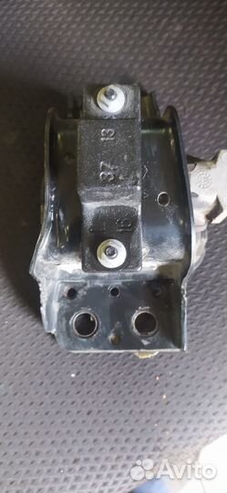 Опора двигателя правая Ниссан джук