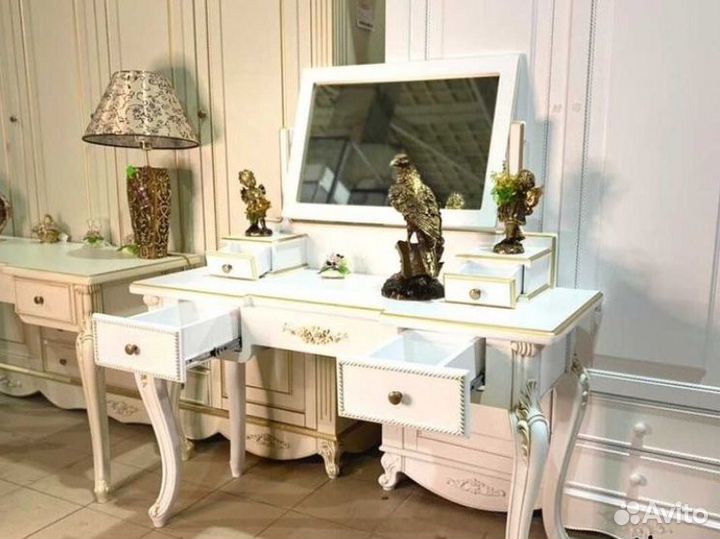 Туалетный столик с зеркалом