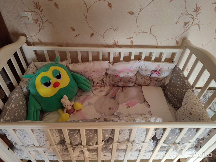 Детская кроватка с маятником и комодом
