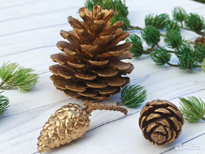 Новогодний декор, золотые шишки