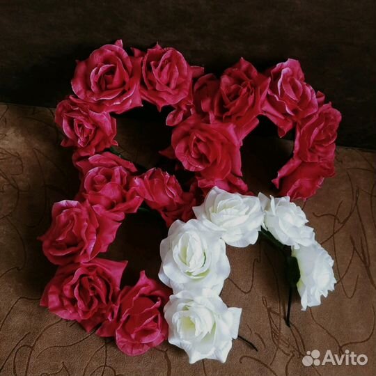 Пышные венки из бордовых роз на девичник