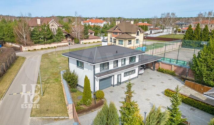 Дом 1075 м² на участке 37,6 сот.