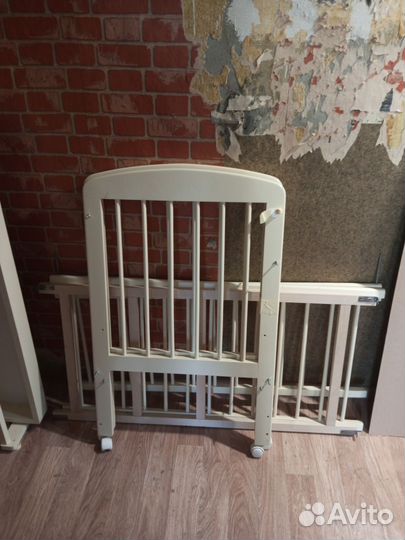 Детская кроватка с маятником и ящиком