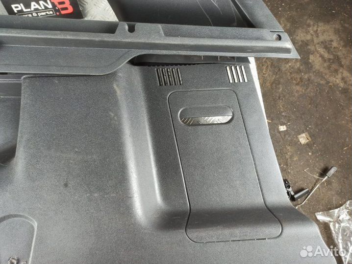 Обшивка багажника задняя правая Renault Duster