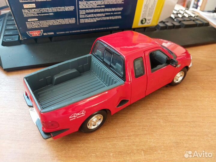 Коллекционная модель Ford F-150 1:24