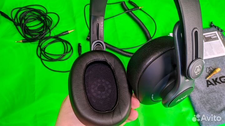 AKG K371