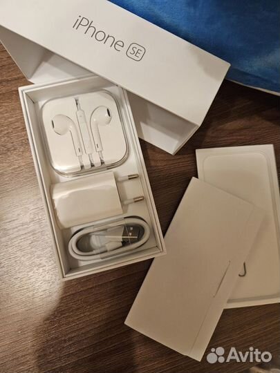Коробка, зарядка, наушники от iPhone SE 2016 32 GB