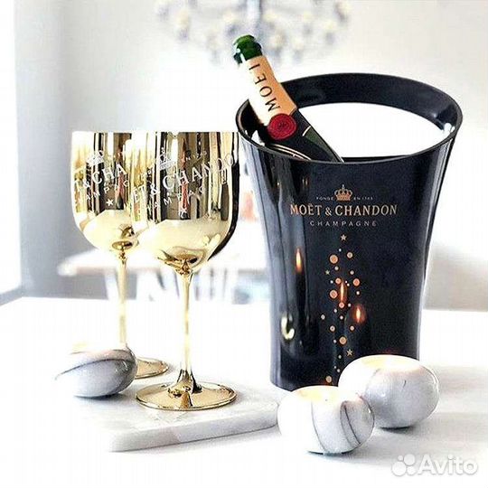 Бокалы моёт