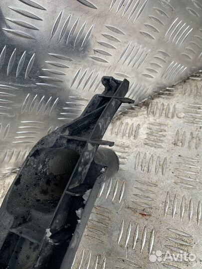 Кронштейн крепления фары правый 1K0 807 890 B