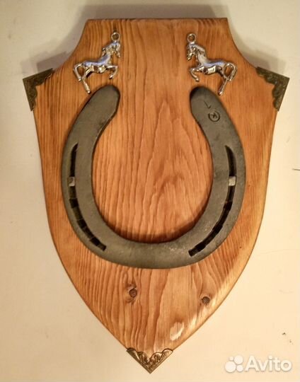 Панно с подковой на удачу с лошадками