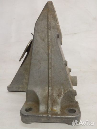 Кронштейн опоры двигателя правый Suzuki Grand