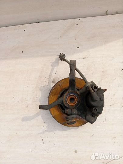 Кулак поворотный левый на Фольксваген гольф 2