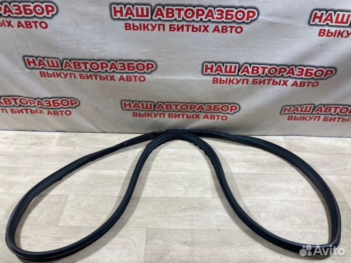 Уплотнительная резинка боковой двери передняя