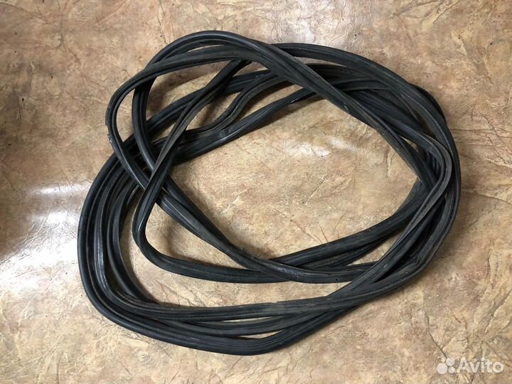 Резиновые уплотнители багажника W124 седан купе