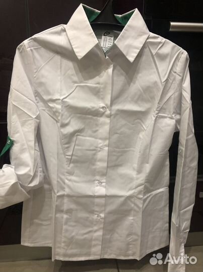 Рубашка белая новая с зелёным воротником