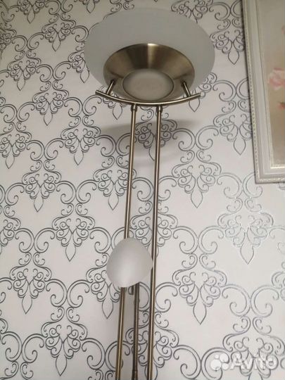 Продаю напольную лампу Оdeon light