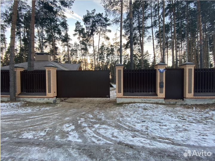 Забор кирпичный (долговечные, стойкие)