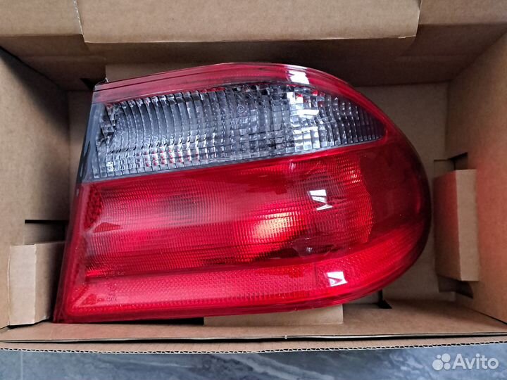Задний правый фонарь на Мерседес Е 210