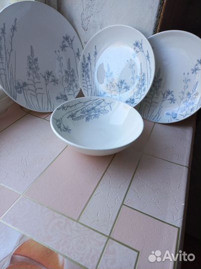 Чашки, тарелки фарфоровые