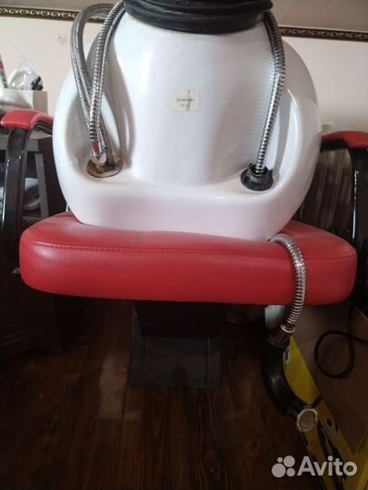 Вешалки, мойка, кресло, водонагреватель, зеркало