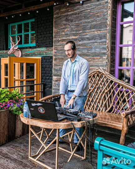 Диджей (+звук, свет, микрофоны, аппаратура)