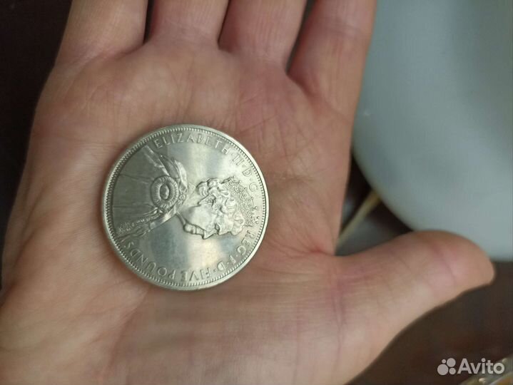 Серебряная монета Елизавета II