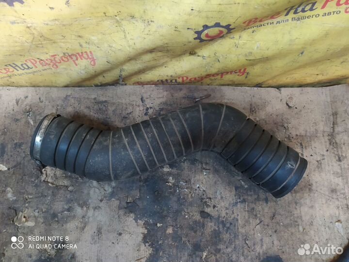 Патрубок воздушного фильтра Volkswagen Passat B3