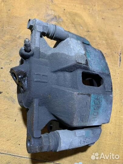 Суппорт тормозной передний левый Toyota Corona