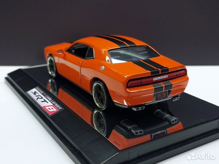 1:43 Dodge Challenger SRT8
